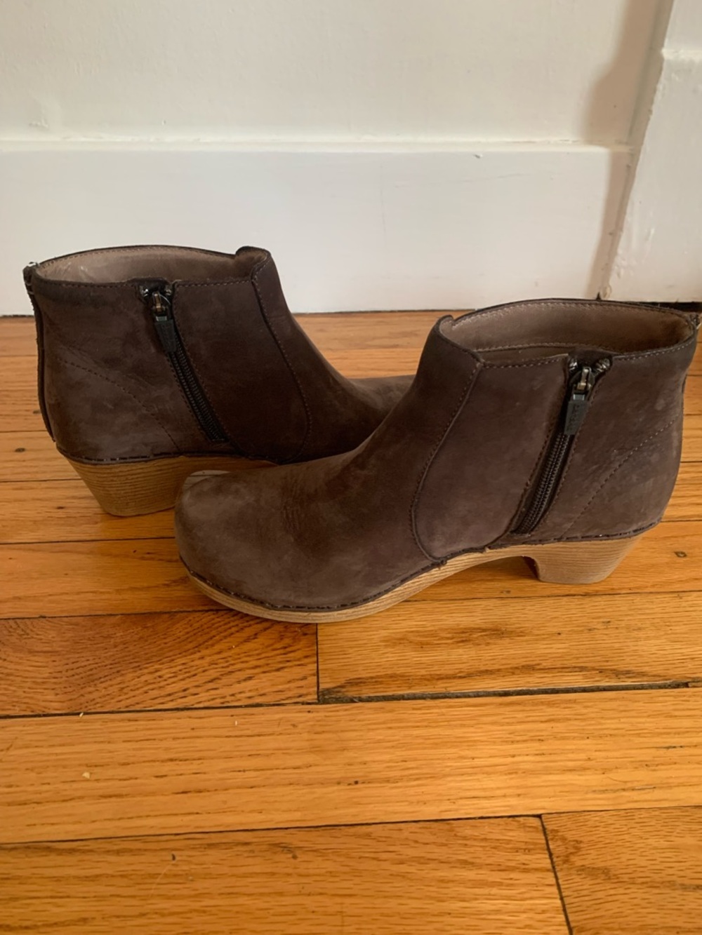Dansko Maria 38 Brown Ankle Booties - Picture 2 of 7
